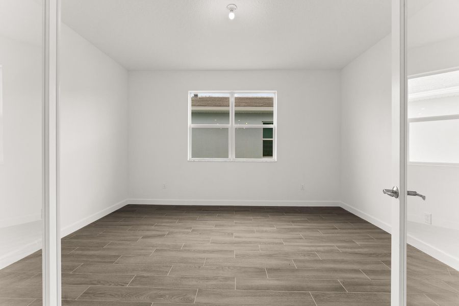 Spacious, unfurnished interior of a new home in Tradition - Telaro, Port St. Lucie (Image 9).