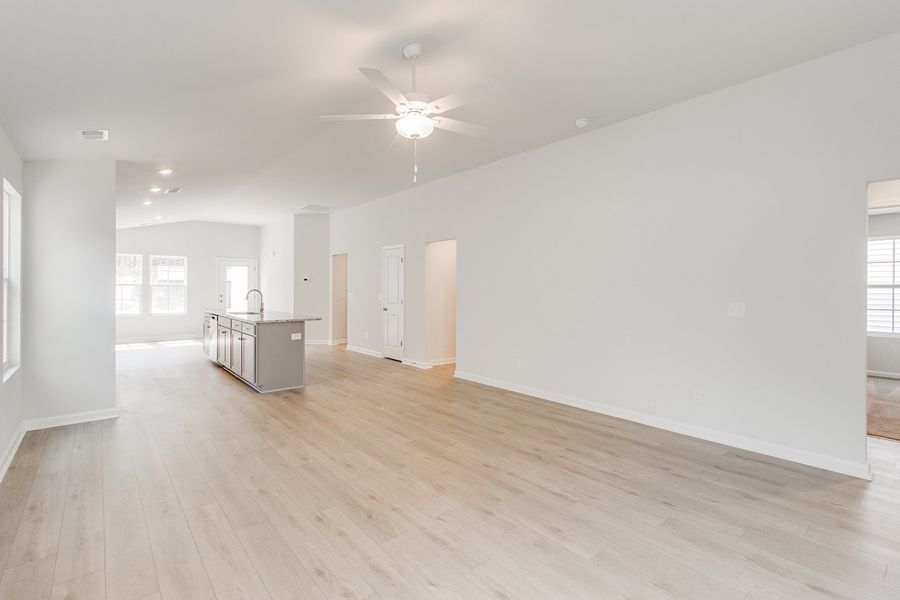 Spacious, unfurnished interior of a new home in Bluefield, Lexington (Image 19).