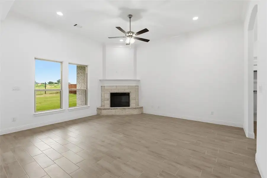 Spacious, unfurnished interior of a new home in , Tolar (Image 16).