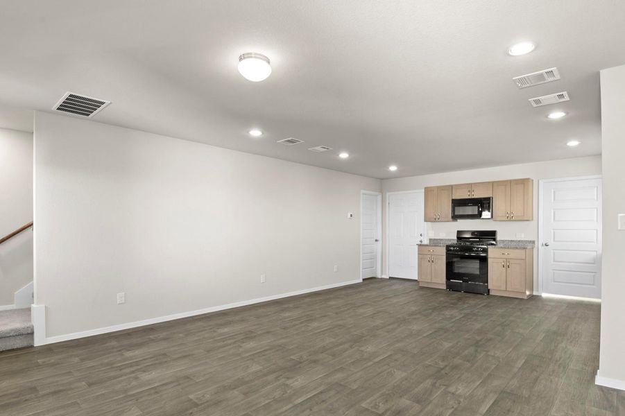 Spacious, unfurnished interior of a new home in Harvest Ridge, Elgin (Image 15).