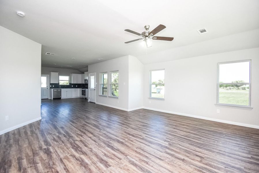 Spacious, unfurnished interior of a new home in , Palacios (Image 10).