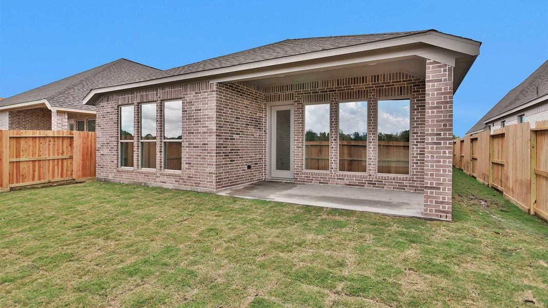 Exterior details and patio area of a home in Valencia, Manvel (Image 12).