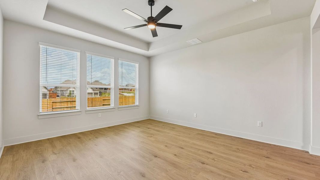 Spacious, unfurnished interior of a new home in Sunfield, Buda (Image 17).