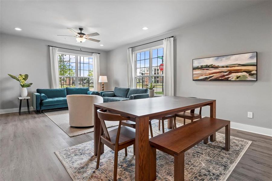 Dining area (stock photos of the model, colors may vary)