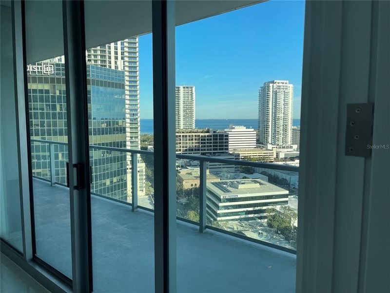 Condo located in St. Petersburg, FL showcasing its design and architecture (Image 17).