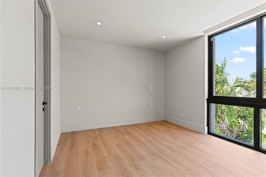 Spacious, unfurnished interior of a new home in , Miami (Image 61).