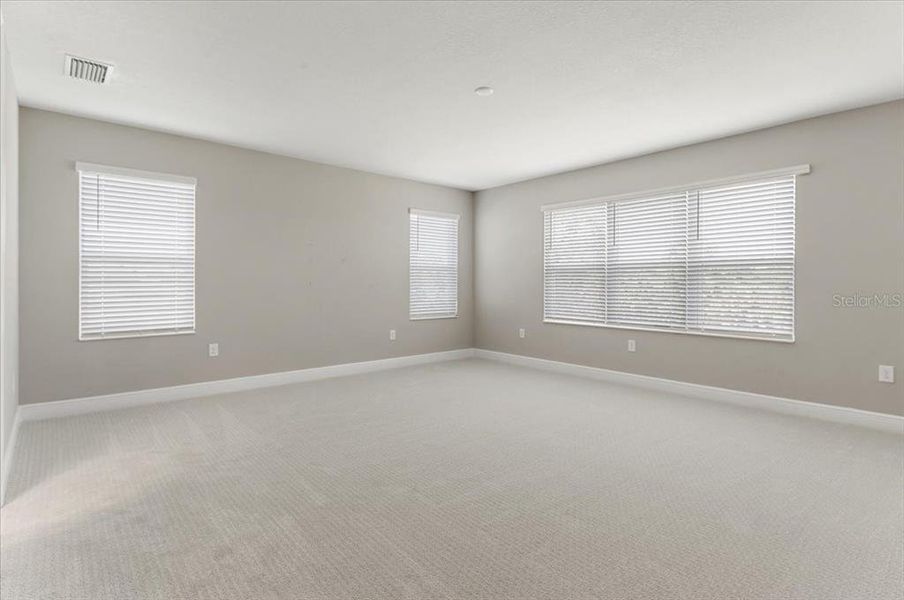 Spacious, unfurnished interior of a new home in , Sarasota (Image 36).