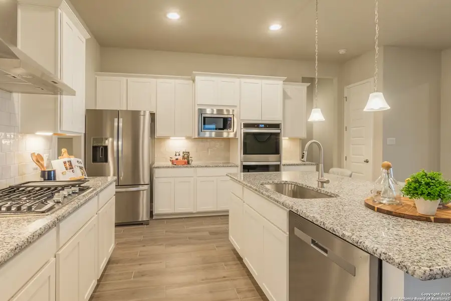 Furnished interior view inside a new home in Cibolo Crossing, Universal City (Image 7).