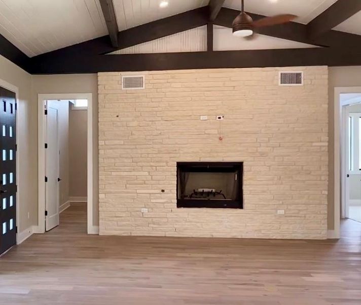 Spacious, unfurnished interior of a new home in , Dripping Springs (Image 11).