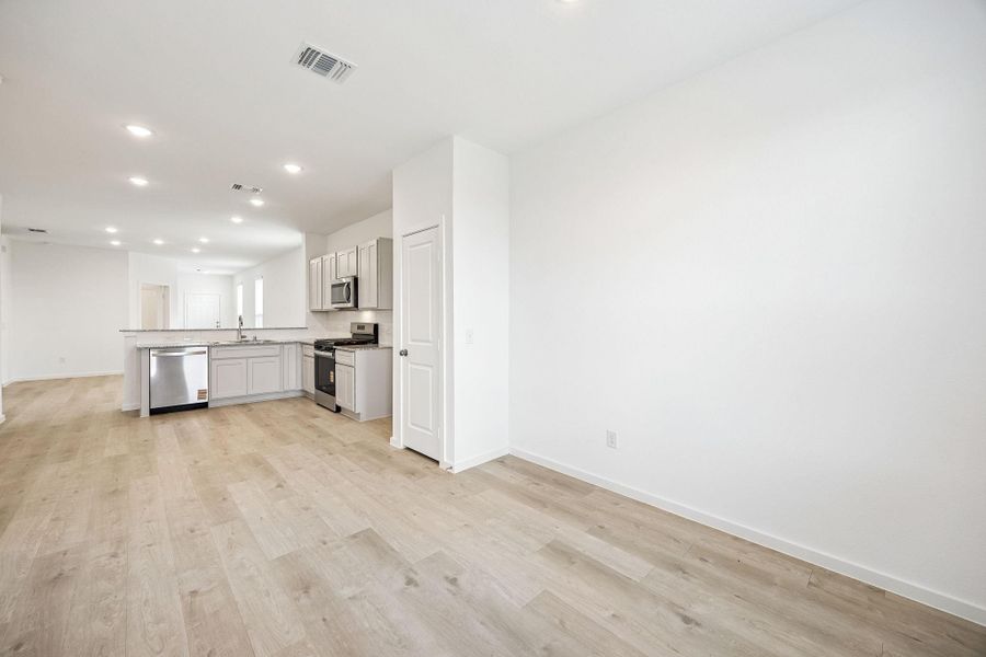 Spacious, unfurnished interior of a new home in Stokesbury, Waller (Image 16).