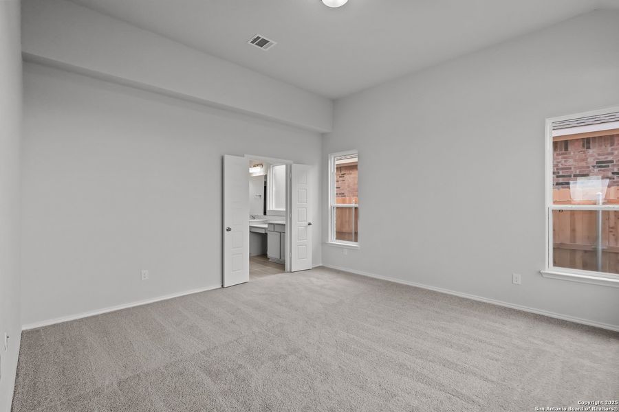 Spacious, unfurnished interior of a new home in Sunflower Ridge, New Braunfels (Image 37).