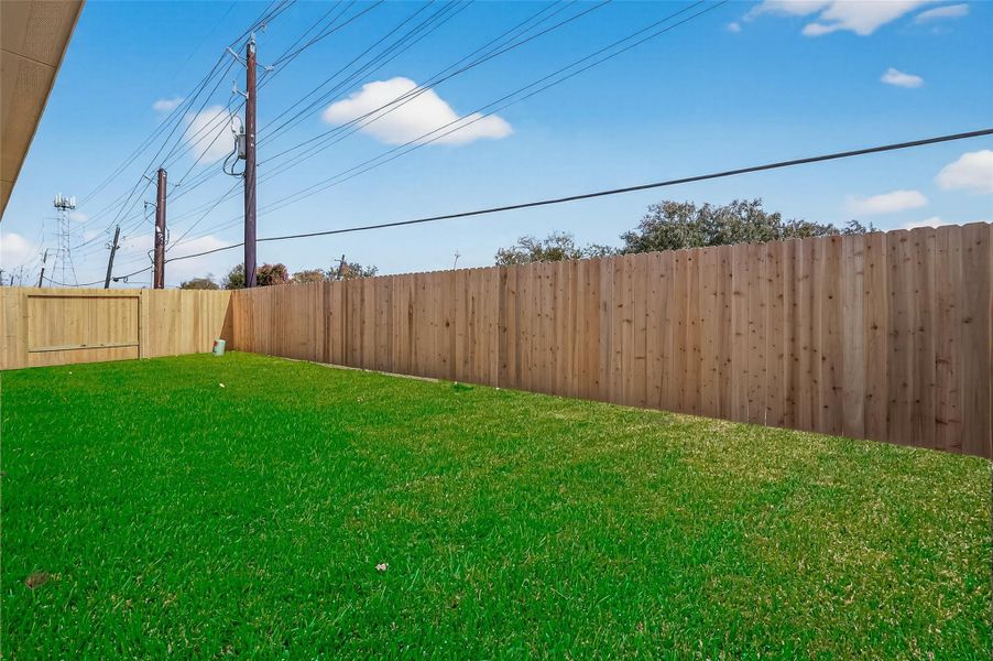 Exterior details and patio area of a home in Rollingbrook Estates, Baytown (Image 4).