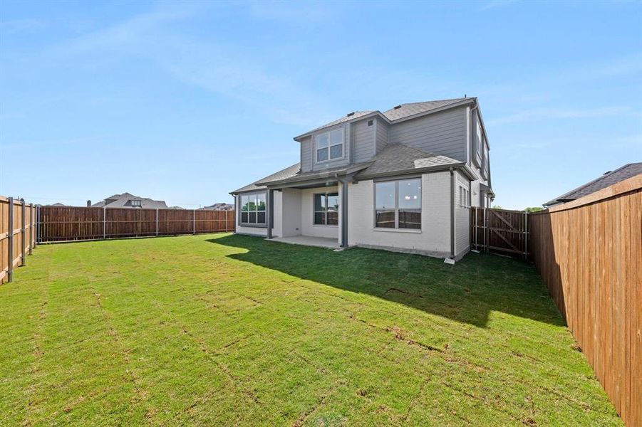 Exterior details and patio area of a home in , Venus (Image 22).