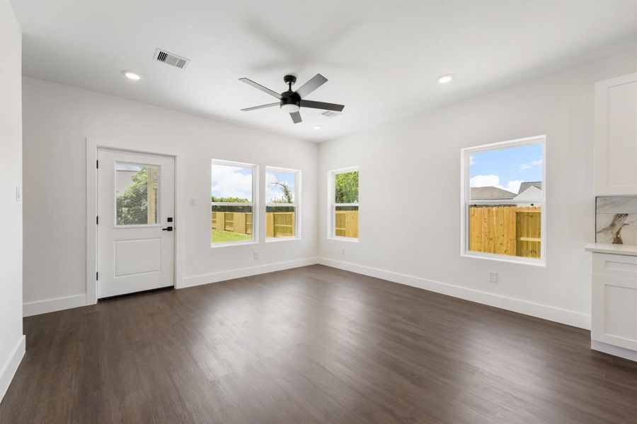 Spacious, unfurnished interior of a new home in , Santa Fe (Image 8).