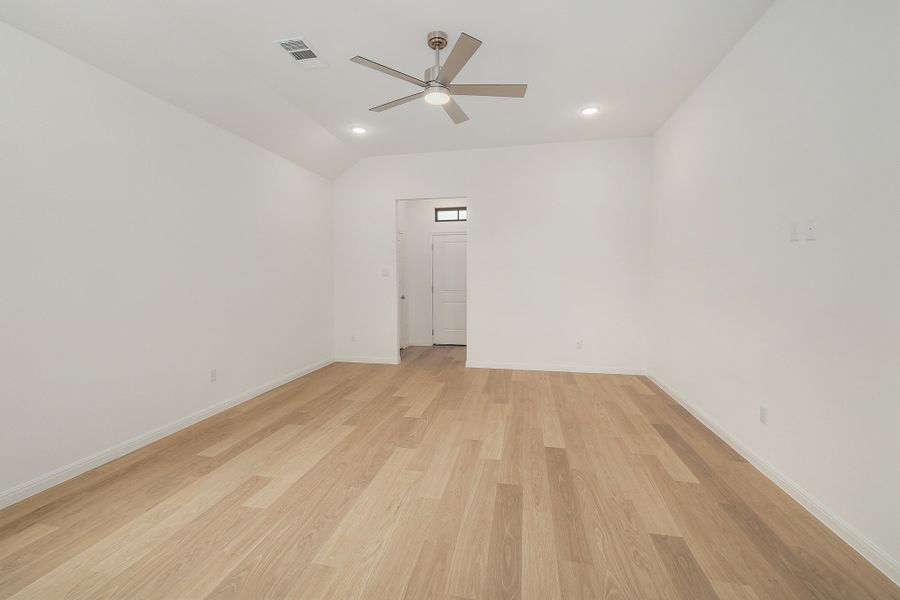 Spacious, unfurnished interior of a new home in Trinity Ranch, Elgin (Image 17).