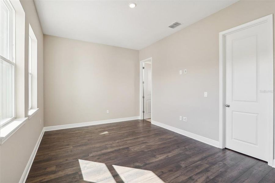 Spacious, unfurnished interior of a new home in Laureate Park, Orlando (Image 35).