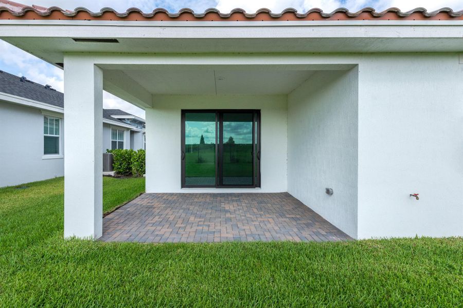Exterior details and patio area of a home in , Loxahatchee (Image 1).