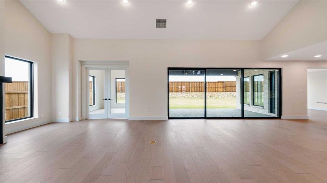 Spacious, unfurnished interior of a new home in Terraces, Rockwall (Image 21).