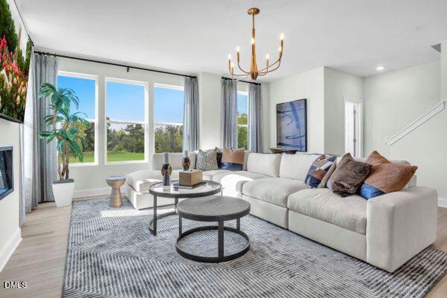 P_RAL_TWW_Julianne_Model_INT_FAM_3