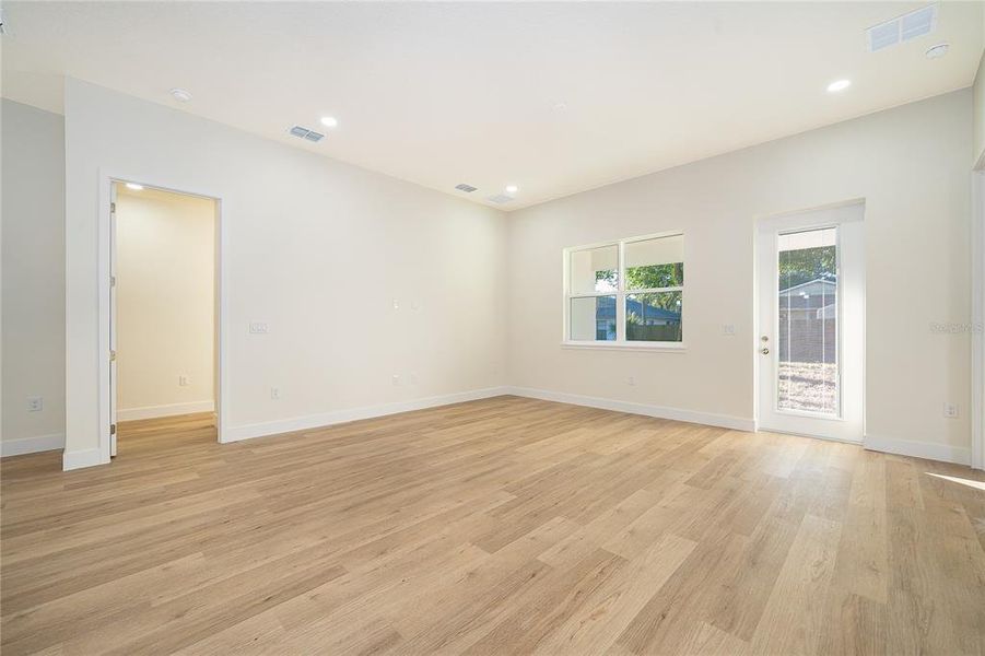 Spacious, unfurnished interior of a new home in , Casselberry (Image 12).