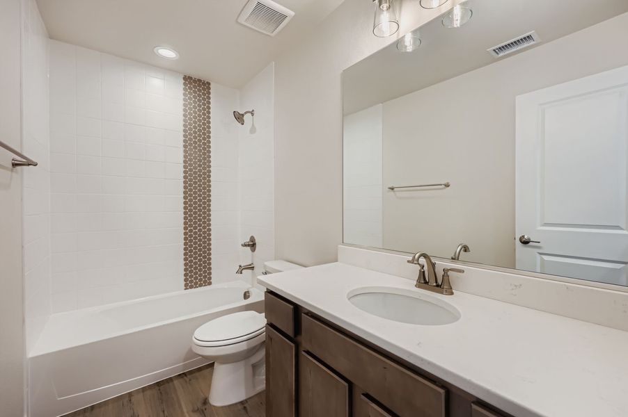 8060 Manor House - Full Bathroom