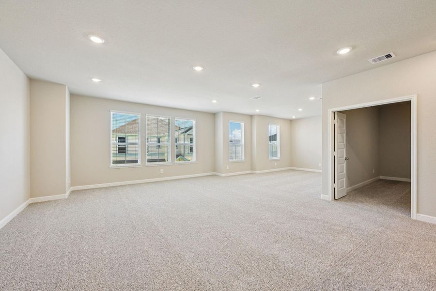 Spacious, unfurnished interior of a new home in Kemah Crossing - Luxe Series, Kemah (Image 32).