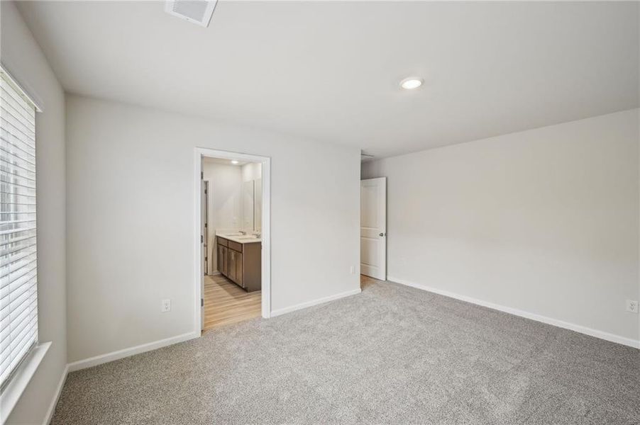 Spacious, unfurnished interior of a new home in Hawthorne Station, College Park (Image 31).