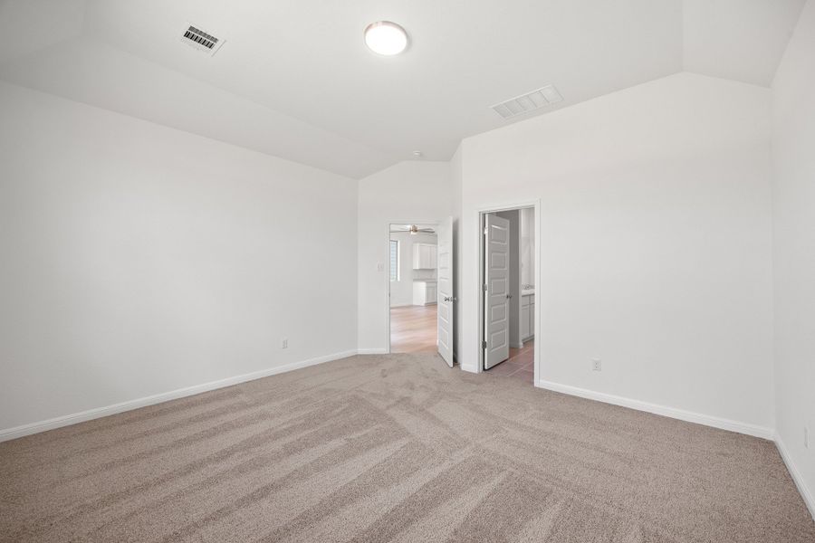 Spacious, unfurnished interior of a new home in Trinity Ranch, Elgin (Image 29).