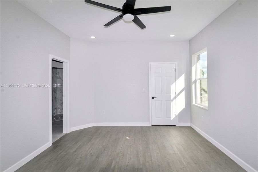 Spacious, unfurnished interior of a new home in , Sebring (Image 29).