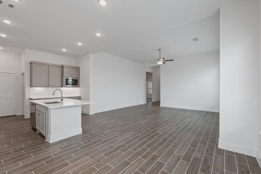 Image 38 representing the Oakmont by Chesmar Homes in Riceland Alley Loads, Mont Belvieu, TX.