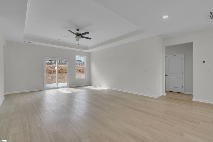 Spacious, unfurnished interior of a new home in Lynbrook, Boiling Springs (Image 19).