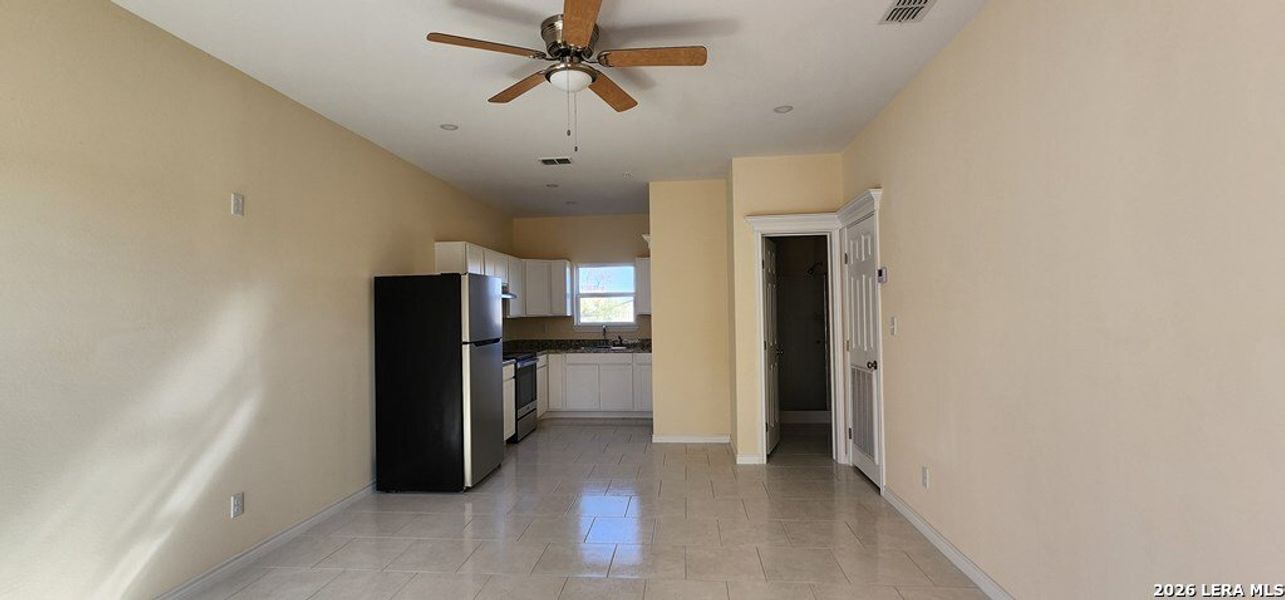Spacious, unfurnished interior of a new home in , Eagle Pass (Image 3).