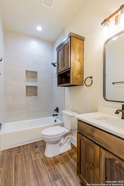 Furnished interior view inside a new home in , La Vernia (Image 15).