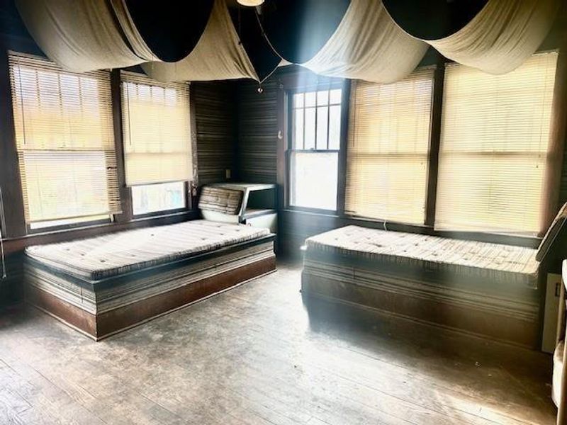 Image 10 of a home in .