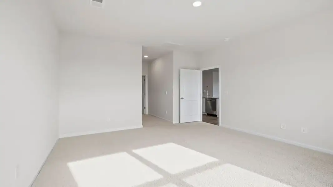 Spacious, unfurnished interior of a new home in Sherwood Gardens, Landrum (Image 31).