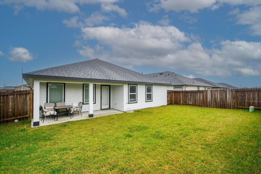 Exterior details and patio area of a home in , Rosharon (Image 4).