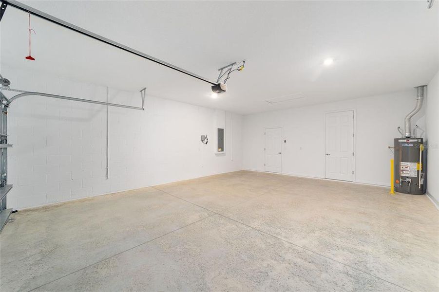 Spacious, unfurnished interior of a new home in , Ocala (Image 40).