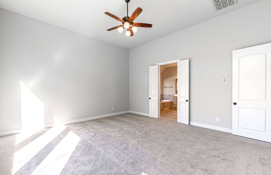 Representative unfurnished interior of a home built from the 3358 by Ravenna Homes in Artavia 70′, Conroe (Image 44).