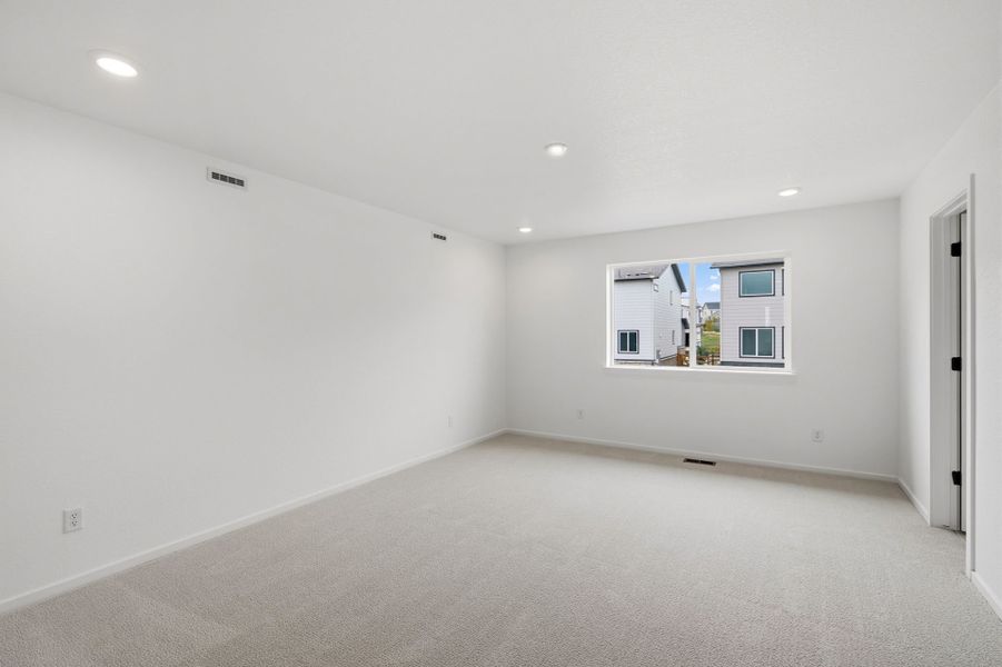 Spacious, unfurnished interior of a new home in Harvest Crossing, Aurora (Image 24).