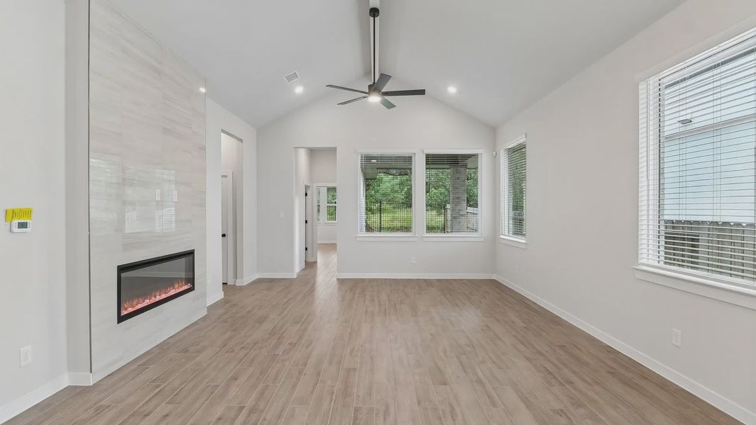 Spacious, unfurnished interior of a new home in Meyer Ranch 45's, New Braunfels (Image 12).