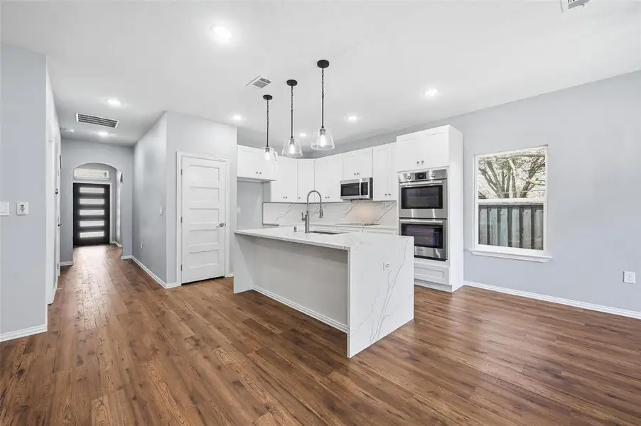 Furnished interior view inside a new home in , Farmers Branch (Image 10).