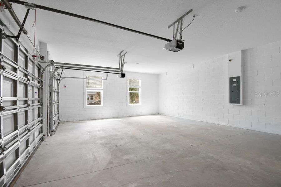 Spacious, unfurnished interior of a new home in Ardisia Park, New Smyrna Beach (Image 21).