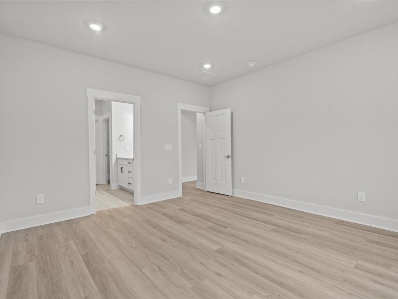 Spacious, unfurnished interior of a new home in Riverwood Farm, Piedmont (Image 16).