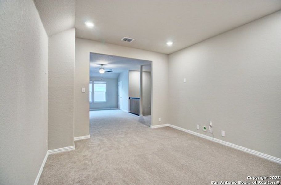 Spacious, unfurnished interior of a new home in Stream Waters, Seguin (Image 11).