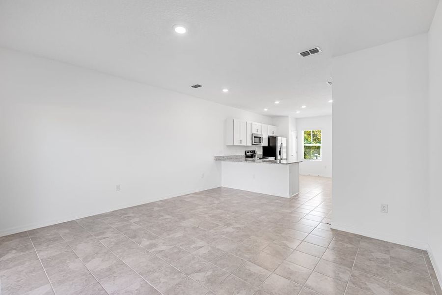 Spacious, unfurnished interior of a new home in Sabal Terrace, Jacksonville (Image 22).