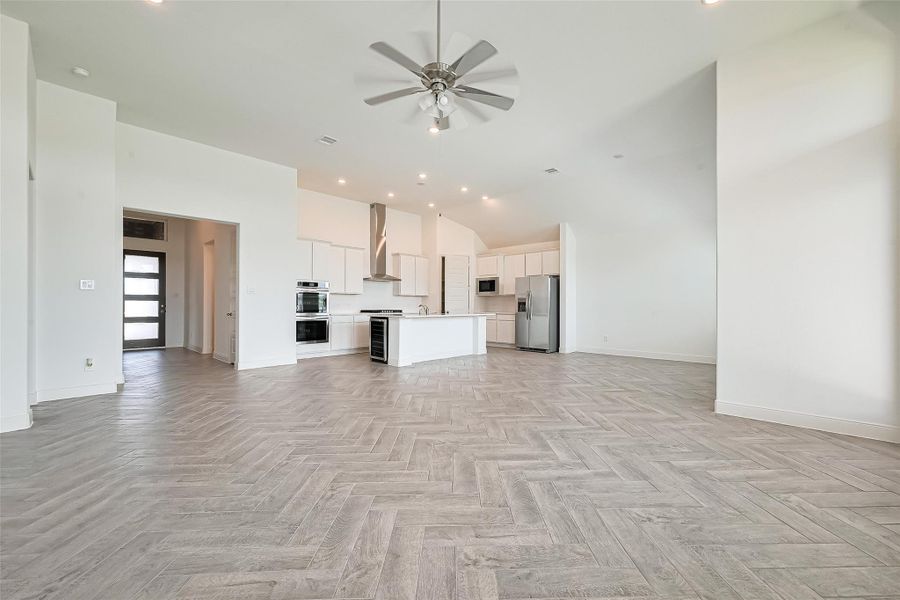 Spacious, unfurnished interior of a new home in Lago Mar, Texas City (Image 24).