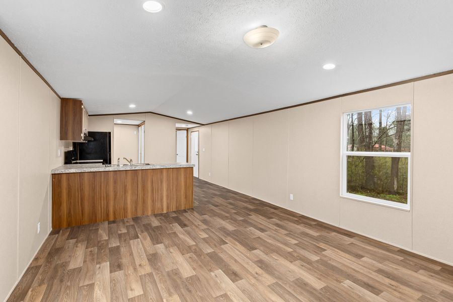 Spacious, unfurnished interior of a new home in , Summerville (Image 6).