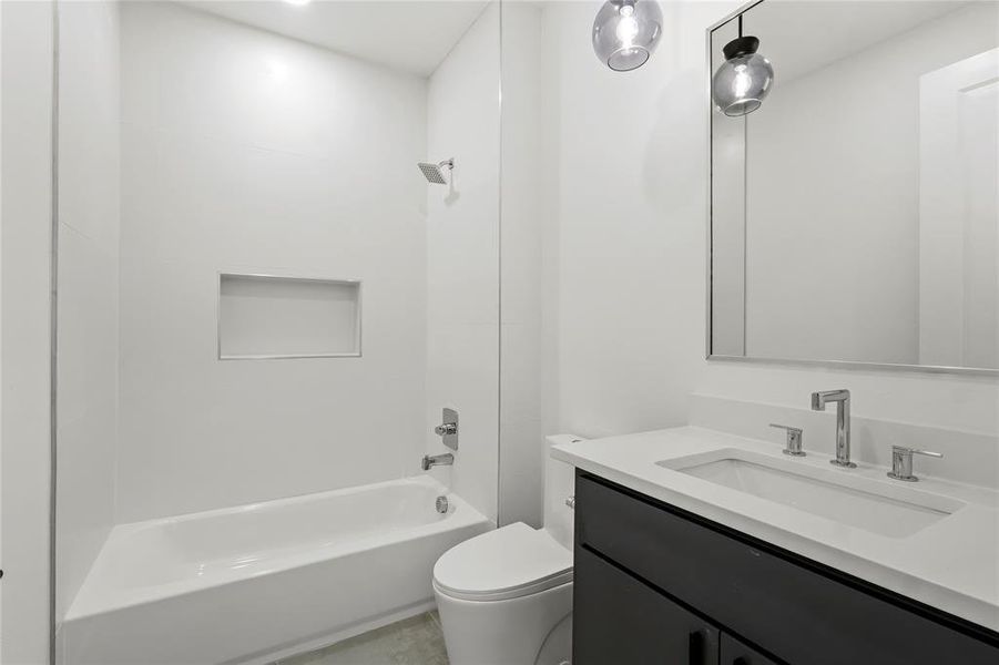 Full bath with vanity and bathing tub / shower combination