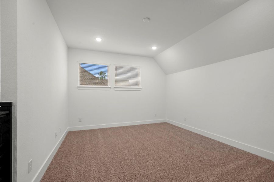 Spacious, unfurnished interior of a new home in Evergreen, Conroe (Image 30).