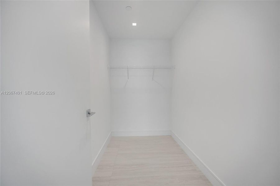 Spacious, unfurnished interior of a new home in , Miami (Image 40).